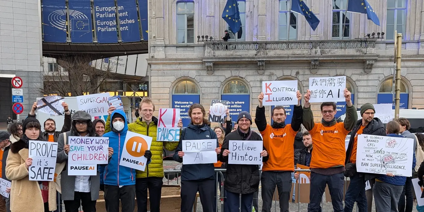 PauseAI-Aktive mit Schildern vor dem Europäischen Parlament in Brüssel