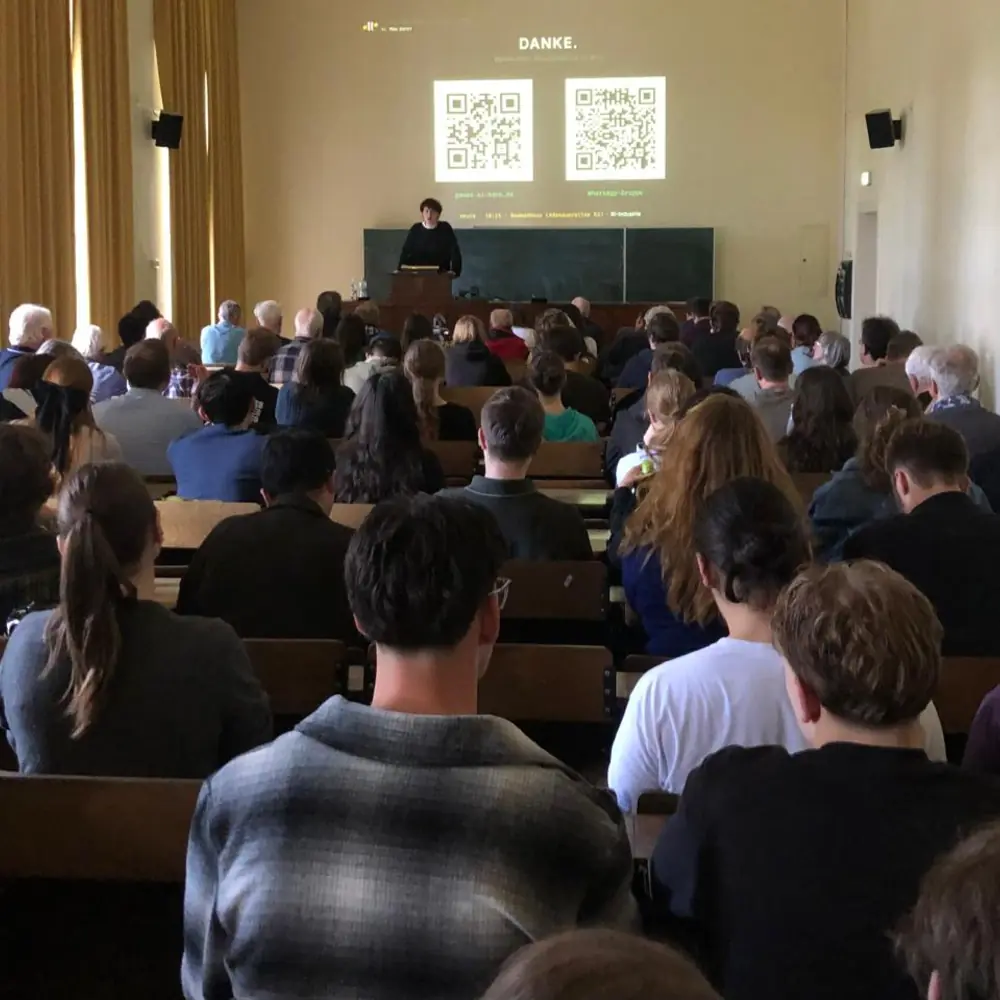 Voller Hörsaal bei einem Vortrag über KI-Risiken